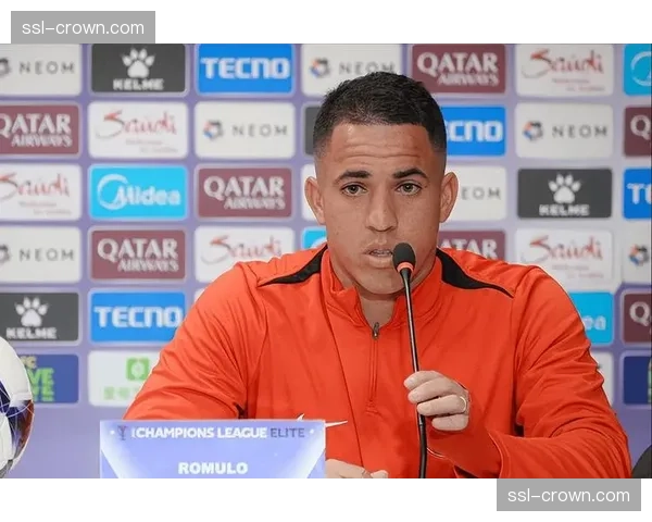 罗慕洛与韦林顿韦世豪形成三角配合 蓉城中场组织串联流畅